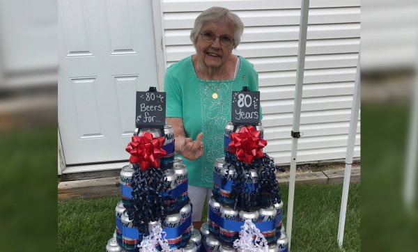 Подарок бабушке 83 года: идеи что подарить и как оформить (45 фото)
