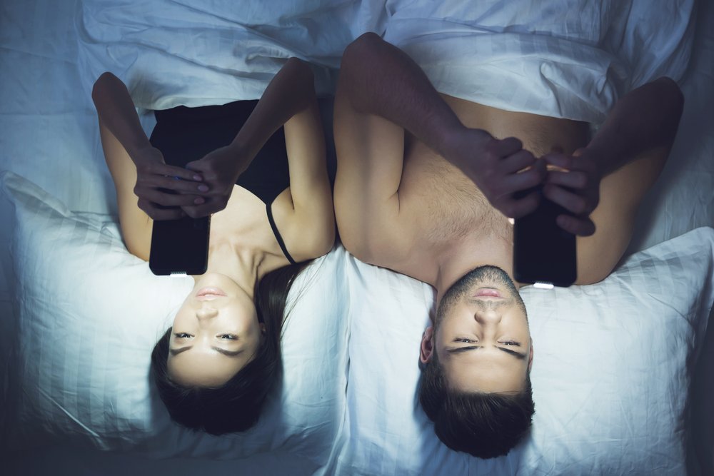 Длинноволосая 18 летняя москвичка изменяет парню в постели с другом