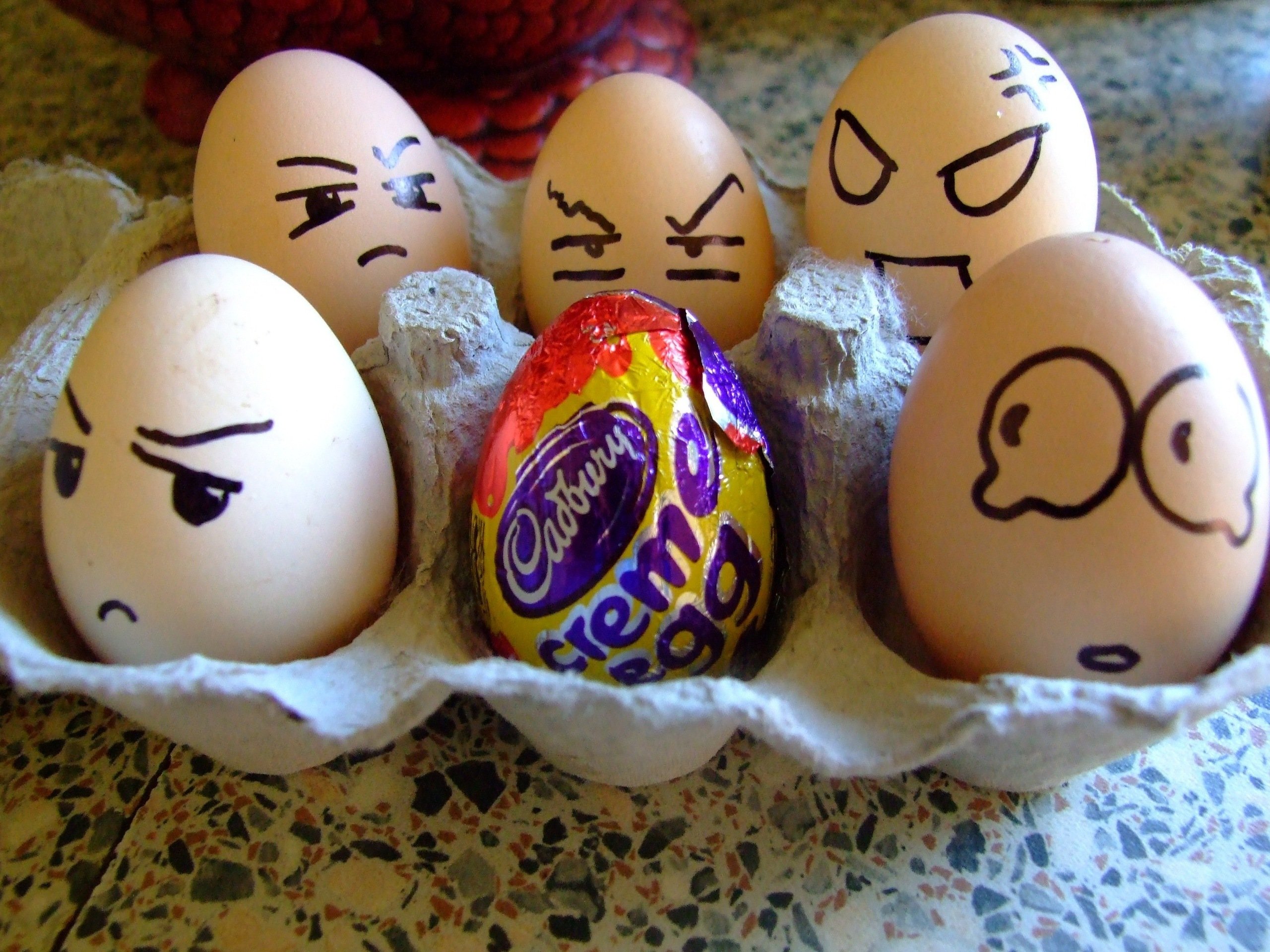 Смешно разрисованные яйца