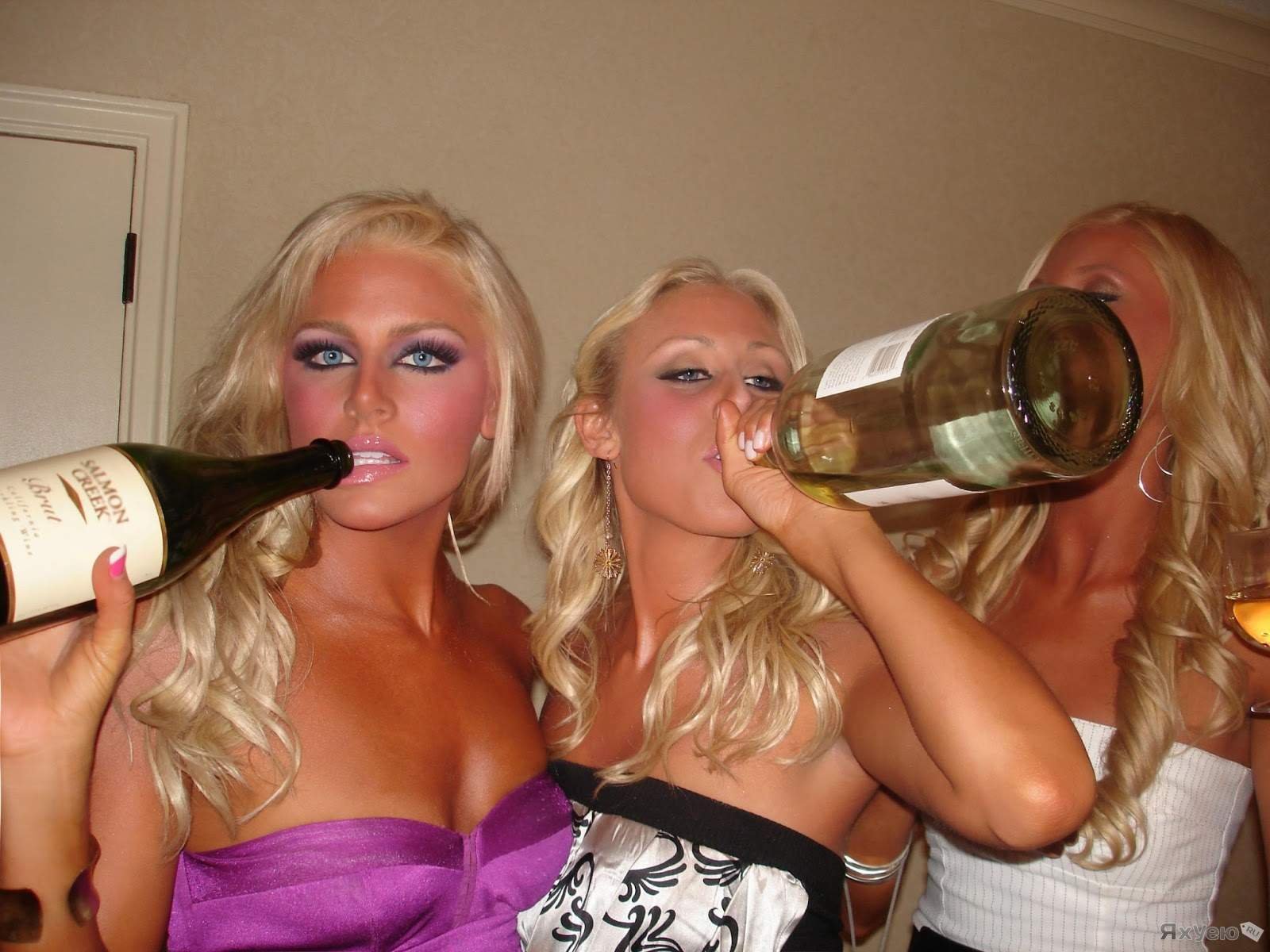 Русские девушки напились шампанского и устроили оргию с парнями