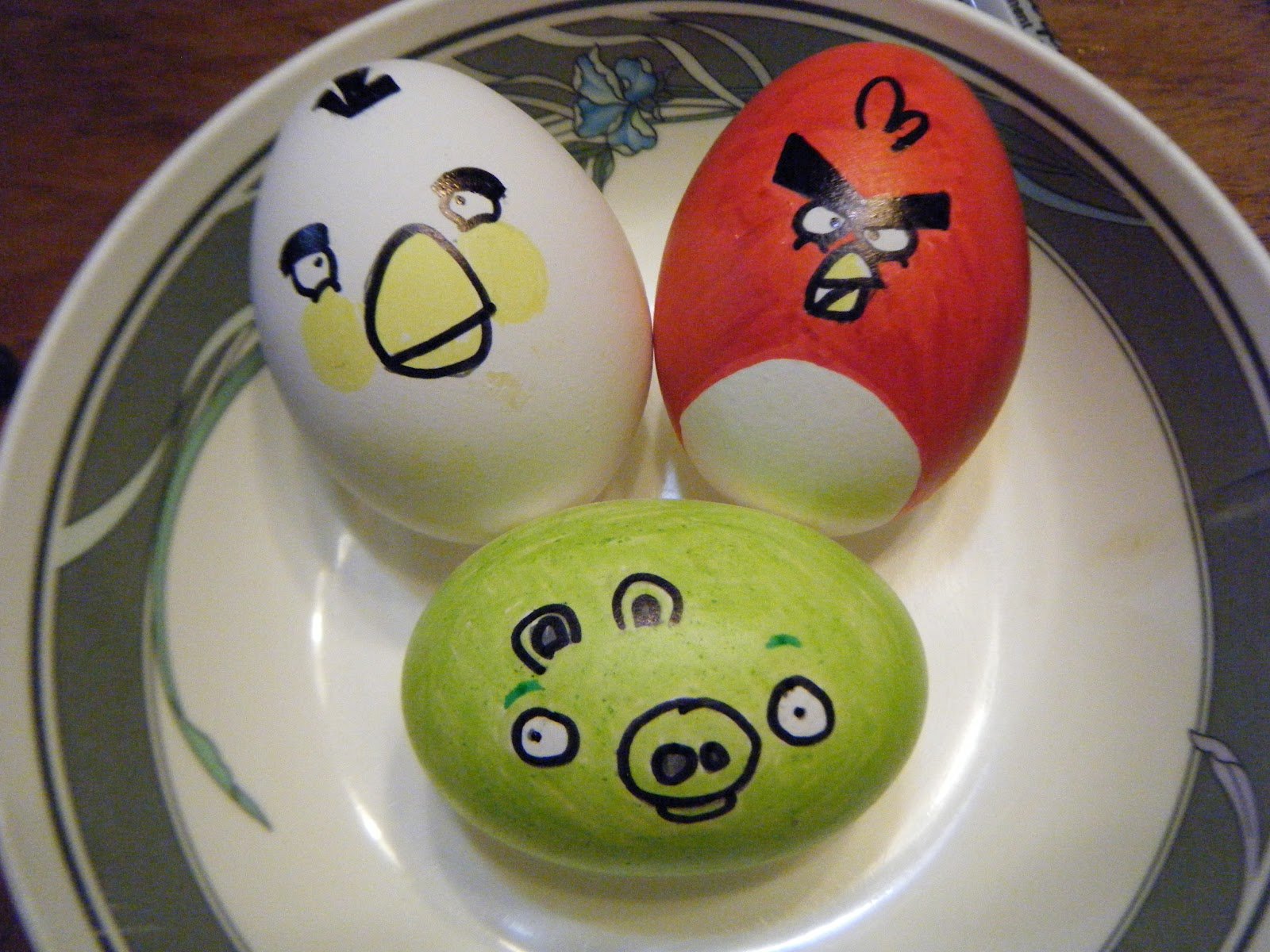 Смешно разрисованные яйца