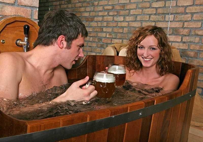 Голая жена пьёт пиво фото