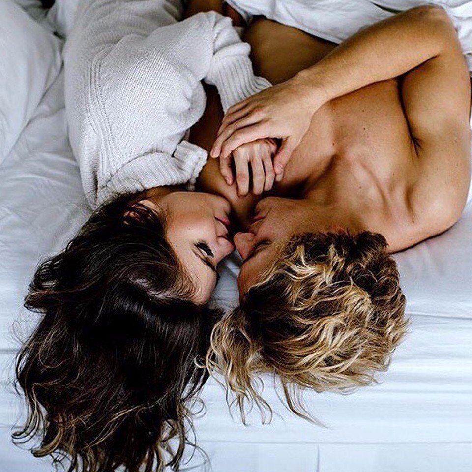 Влюблённая парочка каждое утро начинает с бодрящего секса в своей постели