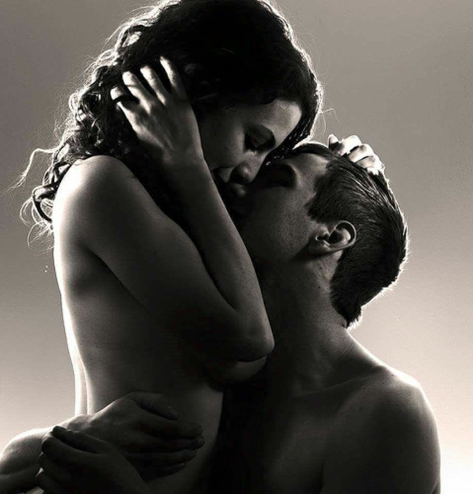 страстный поцелуй с языком картинки черно белые