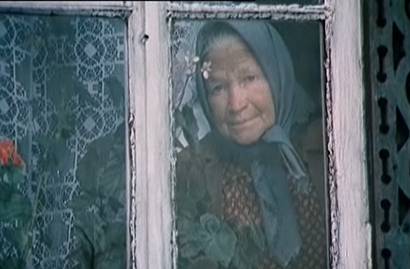 Бабушка у окна