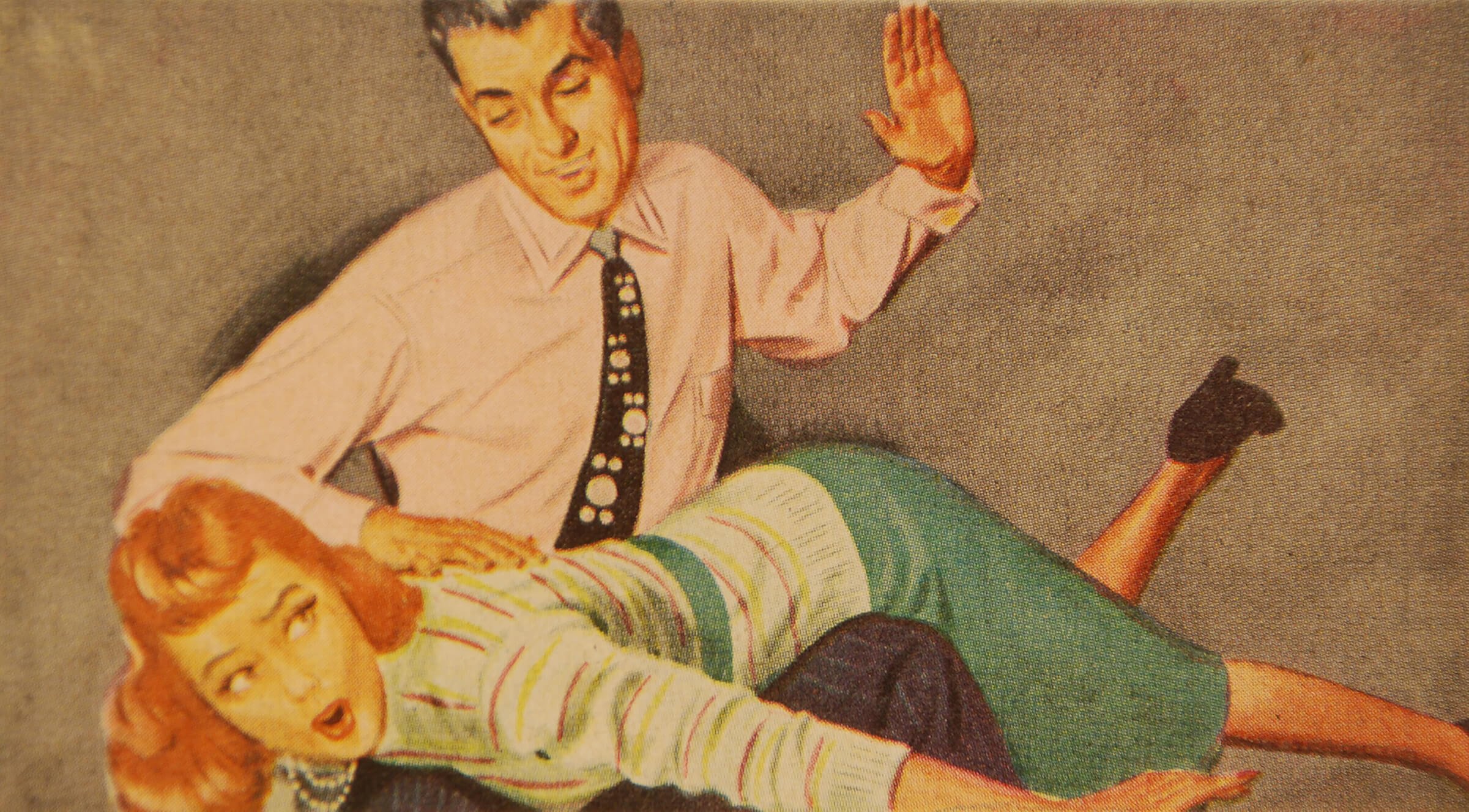 Молодая рыжая девушка раздвигает ноги для порки с развратным сводным братом