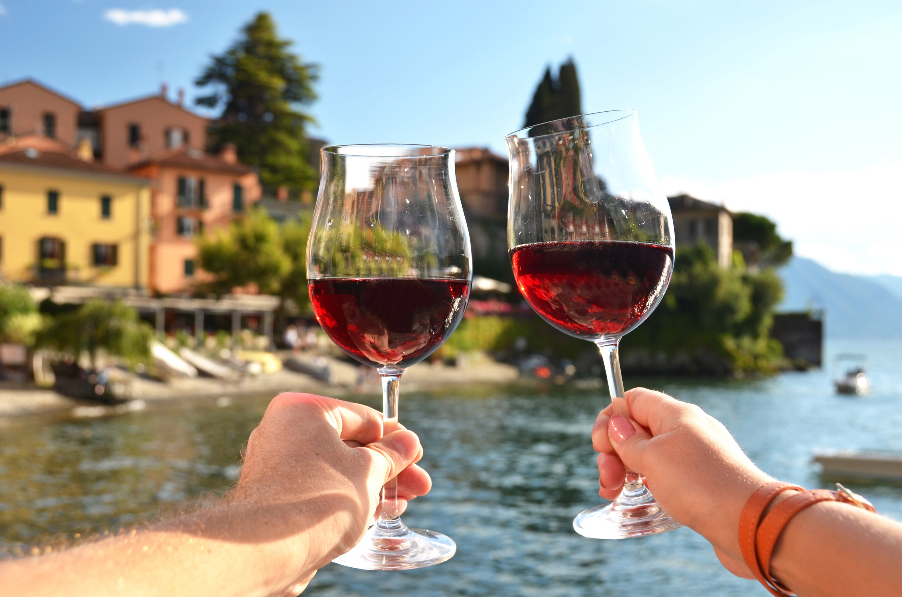 Итальянское вино в бокале