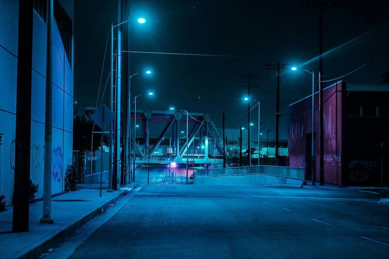 Фонари синий свет. Ночная улица. Неоновая улица. Улицы ночного города. Неоновая улица ночью.