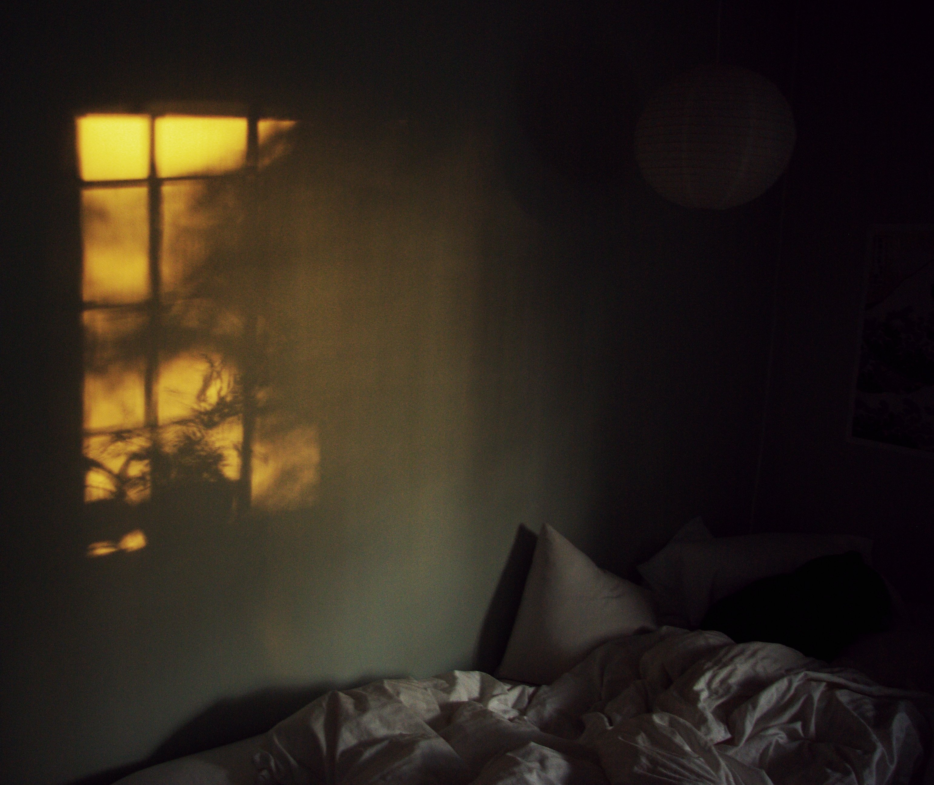 Пелена сна. Темная уютная комната с кроватью. Уютная кровать в темноте. Полумрак в комнате. Кровать в темноте с окном.