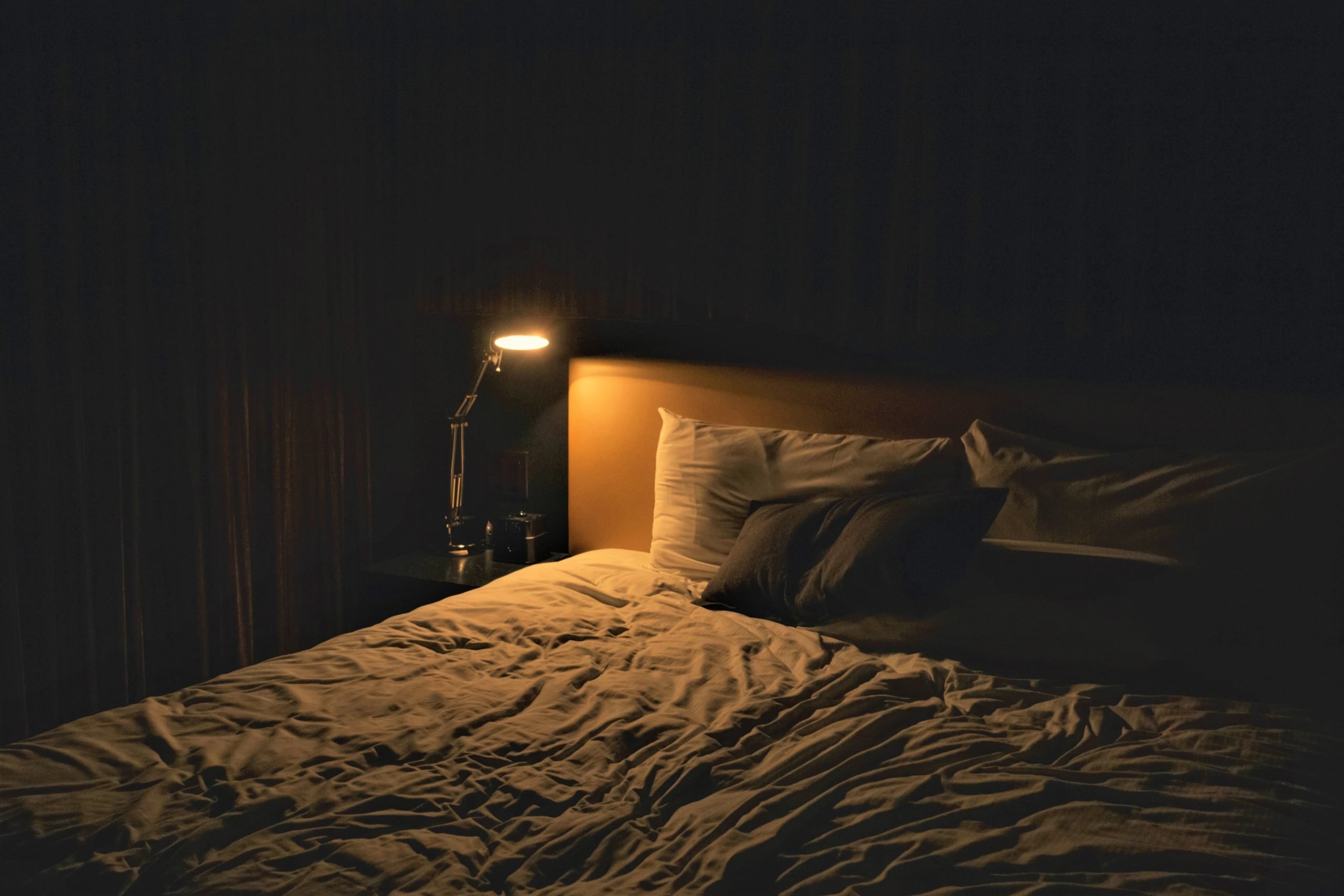 Кровать ночью. Комната с кроватью в темноте. Комната с кроватью ночью. Тесная комната с крлватью.