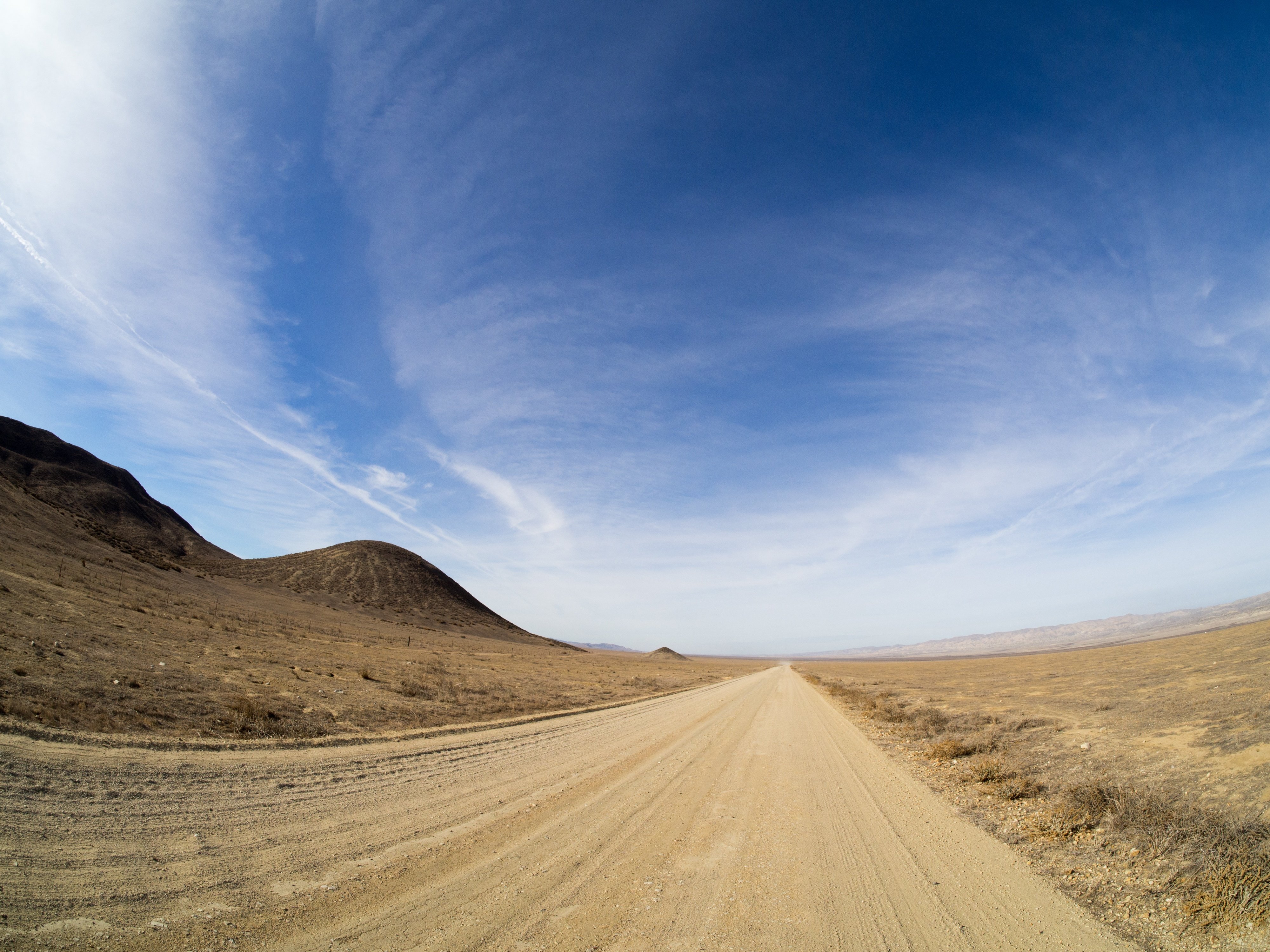Flat road. Дорога в прерии. Фон дорога. Песчаная дорога. Американская пустыня.