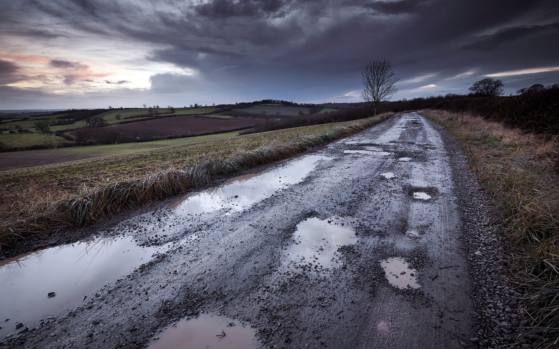 Усталая мокрую землю. Сельская дорога. Грязь на дороге. Мокрая дорога. Дорога дождь.