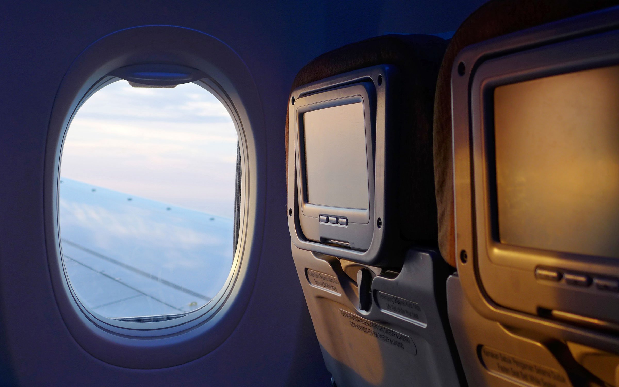 Шторки иллюминаторов. Иллюминатор самолета. Окно самолета. Окно иллюминатора. Окно самолета изнутри.