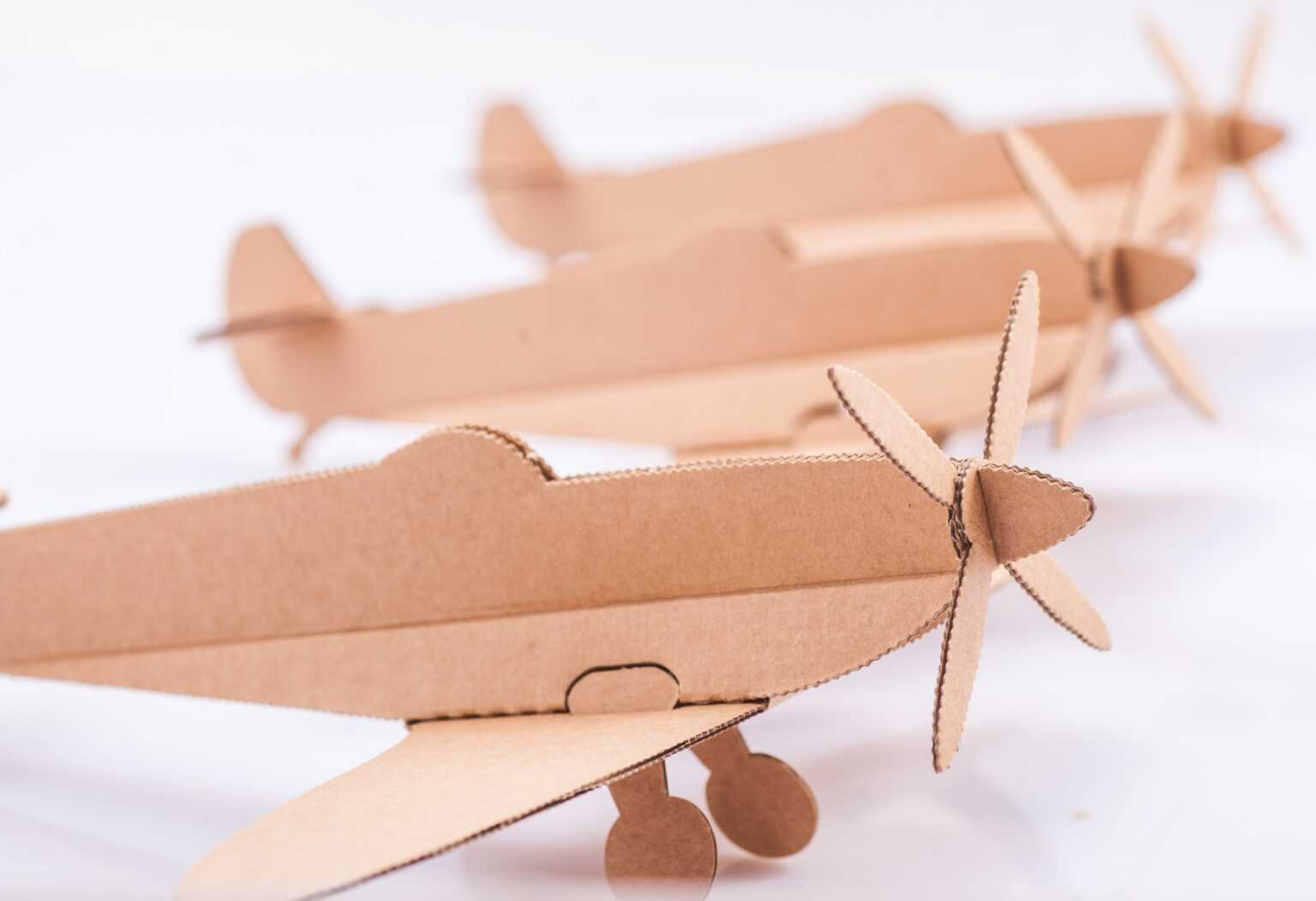 Модель техники своими руками. Самолет из картона. Самолет из картонной коробки. Поделка самолет из картона. Самолетит к из картона.