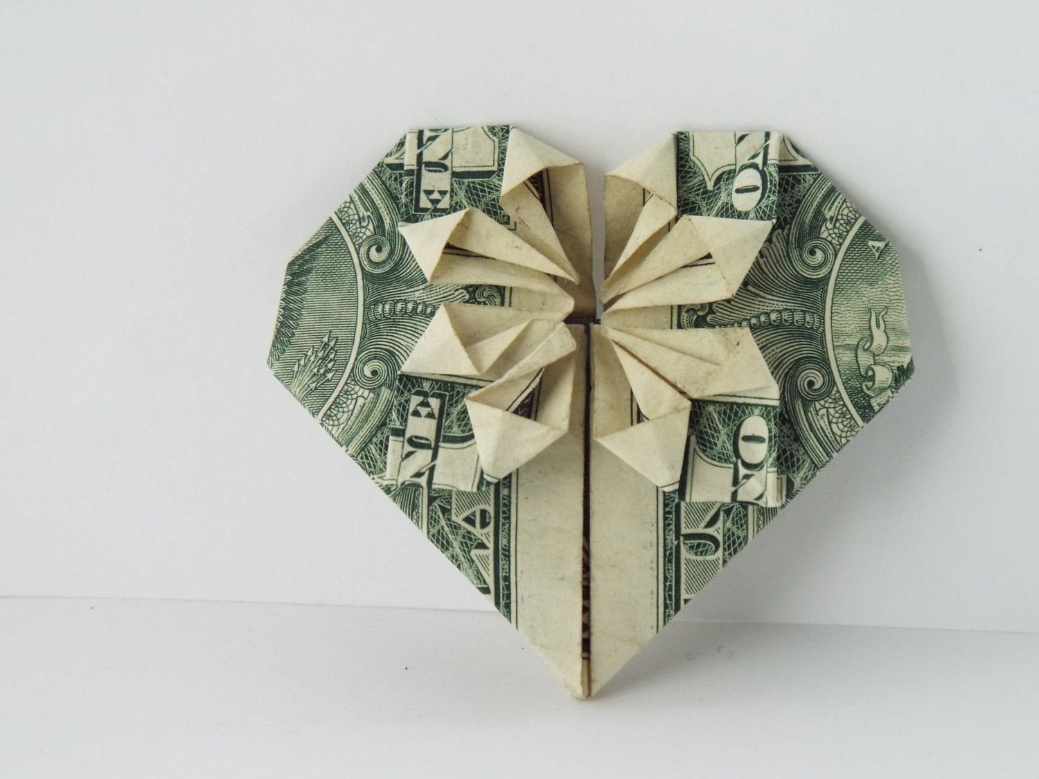 Сердце из денег. Оригами из денег. Сувенир из купюр. Оригами из денег в подарок. Рубашка из купюры.