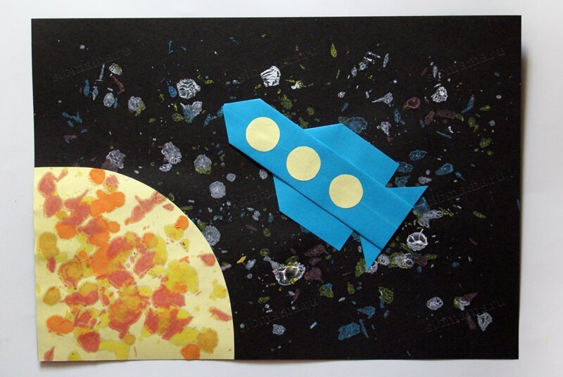 Поделка ко дню космонавтики из цветной бумаги. Поделка космос. Оригами на тему космос для детей. Оригами космос для детей 5-6 лет. Оригами на тему космос в старшей группе.
