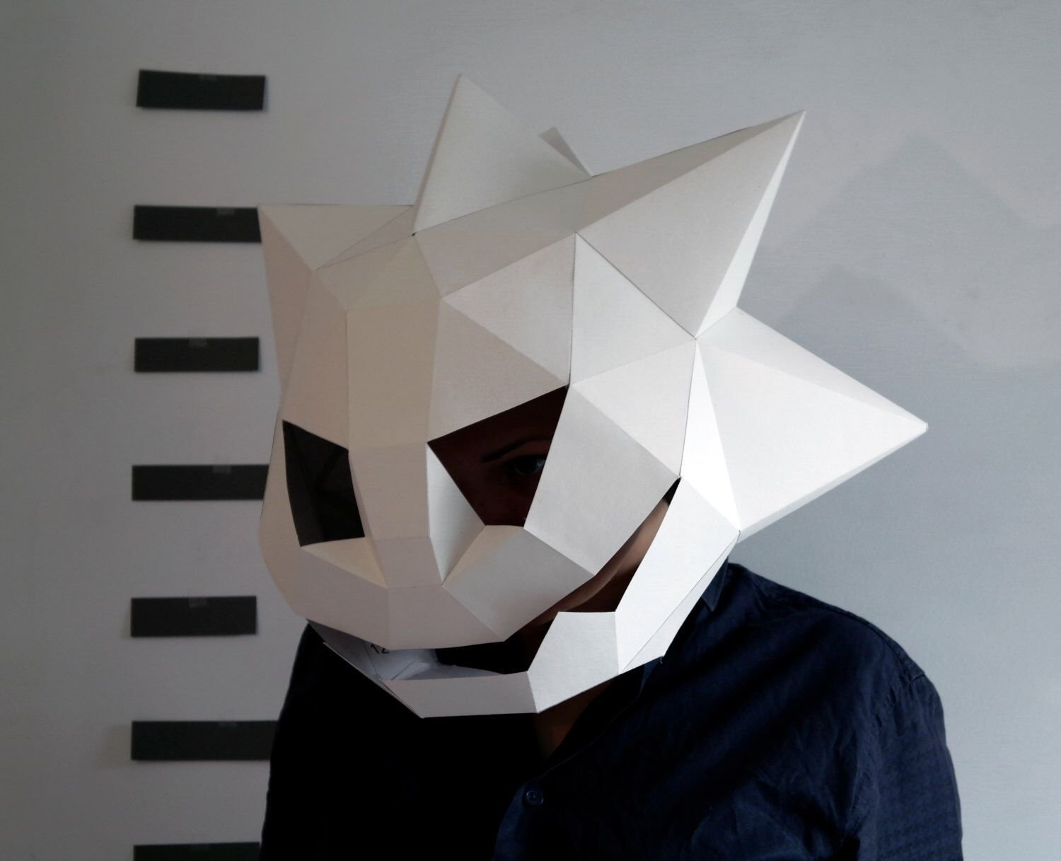 Видео маски бумаги. Объемная маска. Бумажные маски объемные. Геометрическая маска. Объемная маска из бумаги.