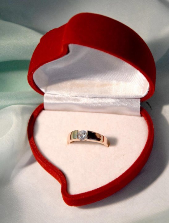Получить кольцо в подарок. Кольцо подарок. Подарок кольцо девушке. Кольцо в коробочке. Золотое кольцо подарок для жены.