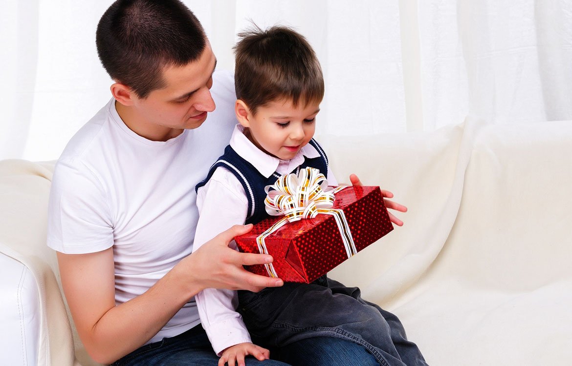 Папа уговаривает сына. Подарок мальчику. Ребенок дарит подарок. Ребенку вручают подарок. Подарки детям на день рождения.