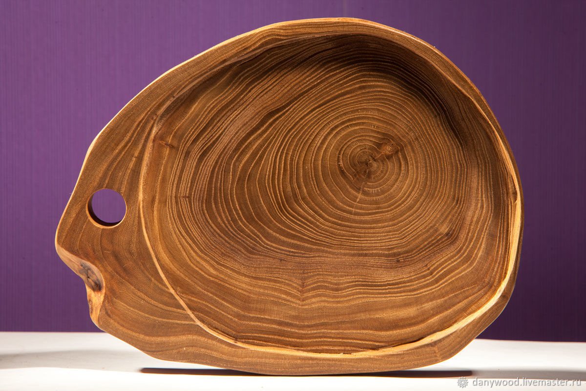 Деревянные срезы. Тарелки из дерева. Тарелочки из дерева. Деревянные тарелки для подачи. Необычная деревянная посуда.