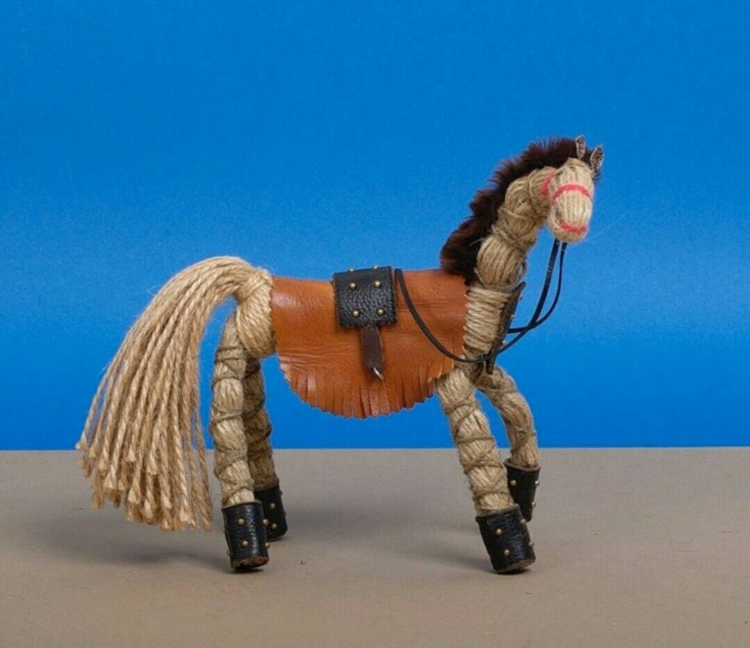 Поставь лошадки. Лошадь из подручных материалов. Поделка лошадь. Лошадка из шпагата. Поделка лошадка своими руками.