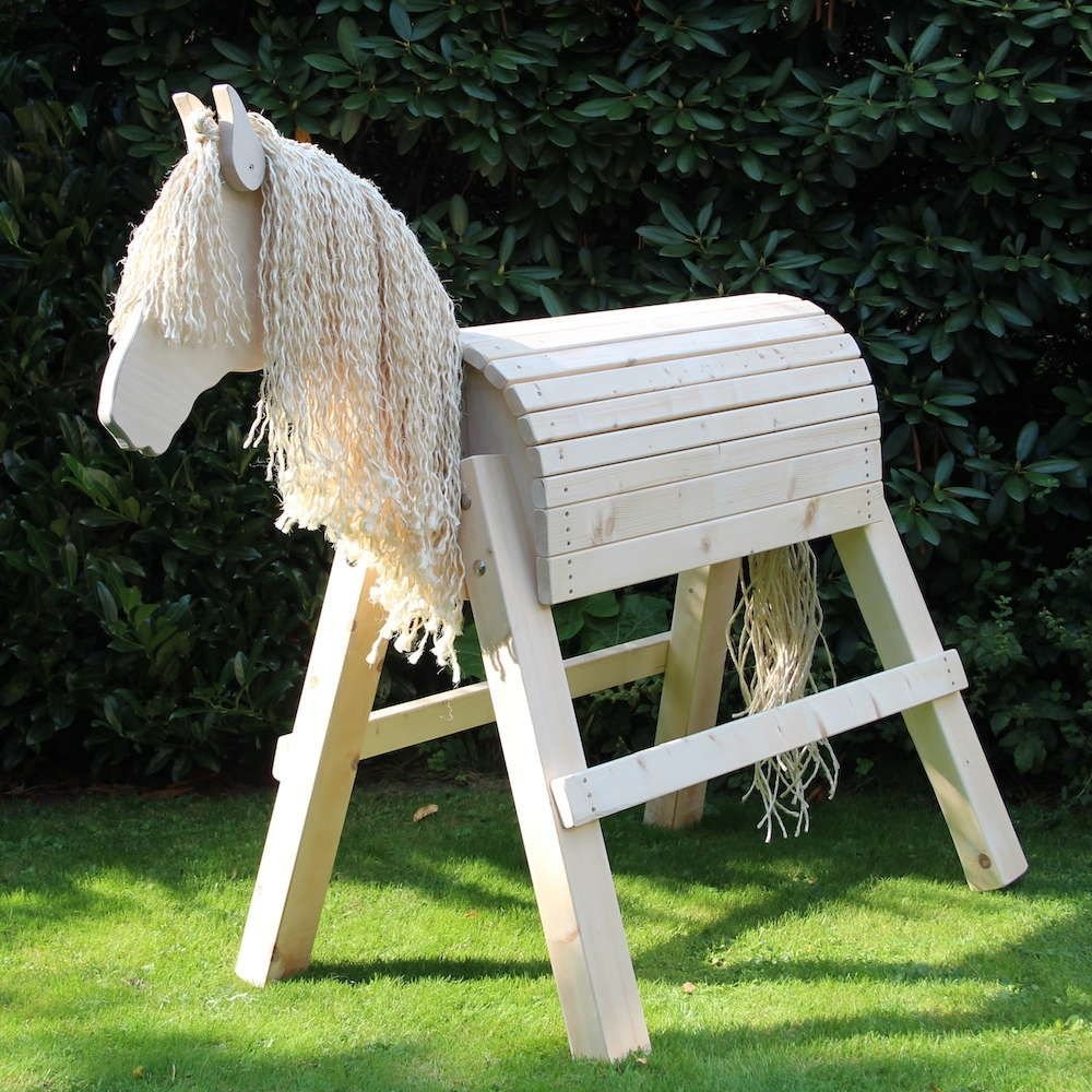 Как делает лошадка. Деревянный конь для сада. Деревянные поделки для сада. Лошадка из дерева. Деревянная лошадка на даче.