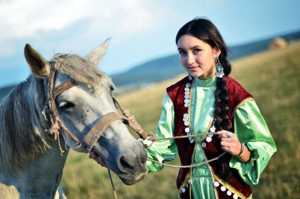 Казахские девушки на лошадях. Башкирские девушки. Казахская девушка на коне. Башкирские лошади Наряды.