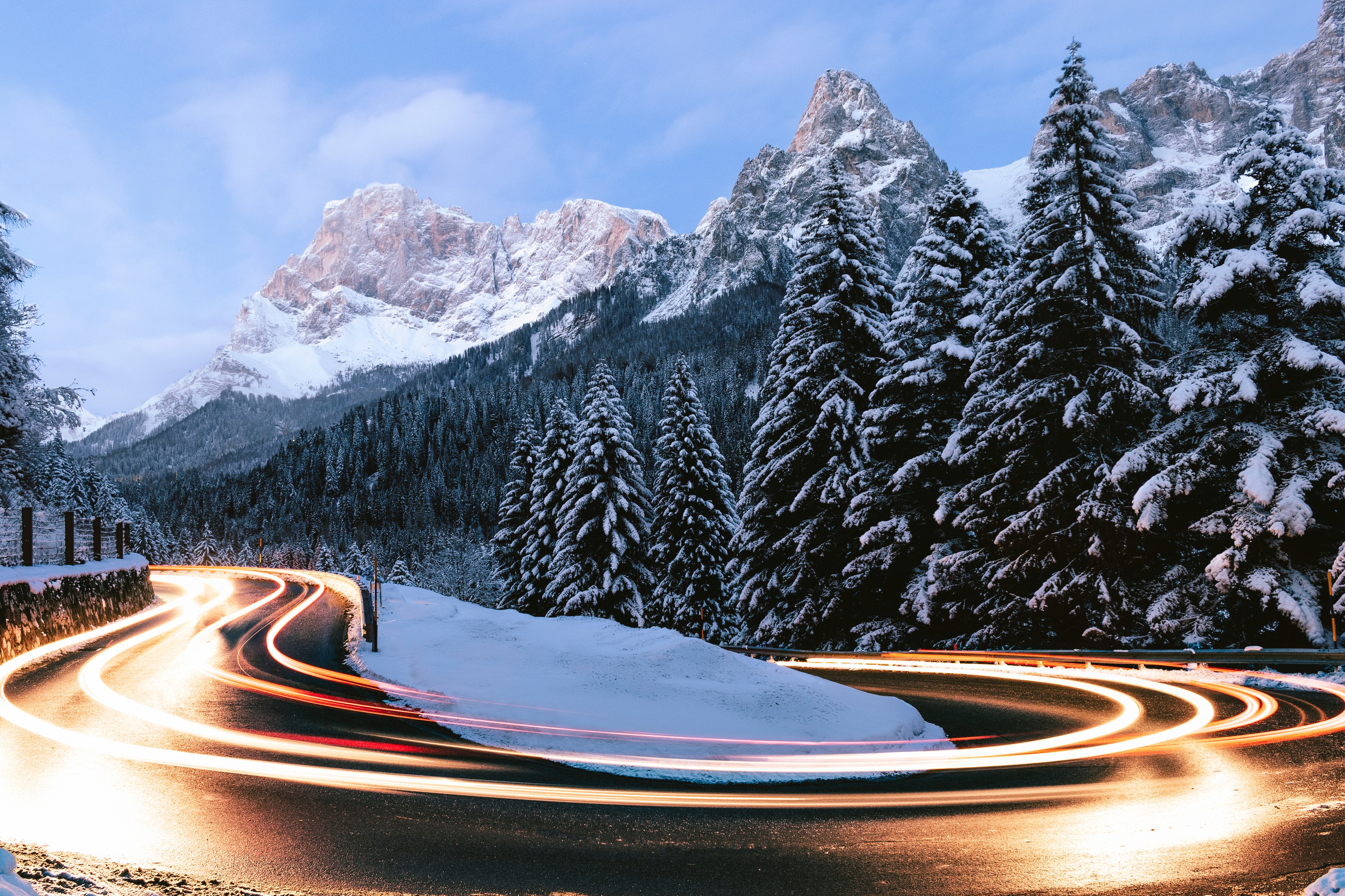 Тема зимней дороги. Снежная дорога. Зима дорога. Зимние горы. Зимняя дорога в горах.