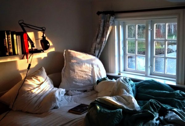 Фон кровать возле окна (42 фото)