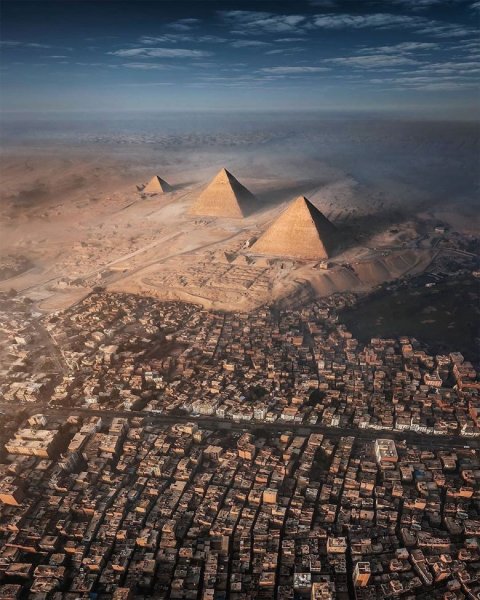 Город на фоне пирамиды (41 фото)
