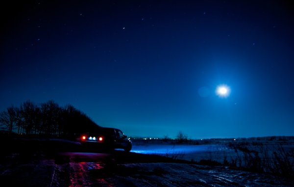 Машина на фоне ночного неба (43 фото)
