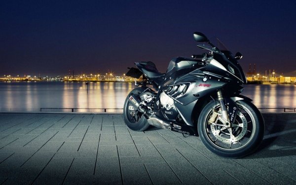 Мотоцикл на фоне ночного города (44 фото)