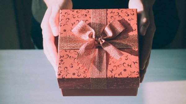 Настоящий подарок сыну: идеи что подарить и как оформить (45 фото)