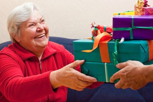 Подарок бабушке на день пожилого человека: идеи что подарить и как оформить (43 фото)