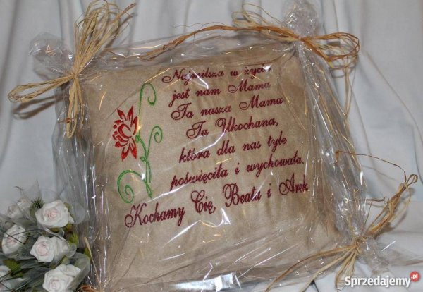 Подушка для бабушки в подарок: идеи что подарить и как оформить (41 фото)