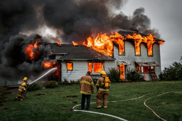 Пожарные на фоне горящего дома (43 фото)
