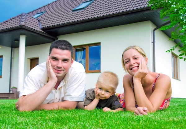 Счастливая семья на фоне дома (45 фото)