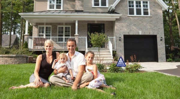 Семья с двумя детьми на фоне дома (43 фото)