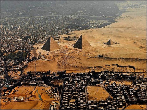 Египетские пирамиды на фоне города (43 фото)