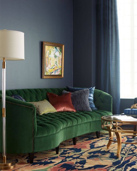 Зеленый диван на синем фоне стен (45 фото)