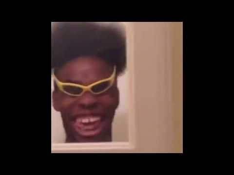 Негр в очках смеется