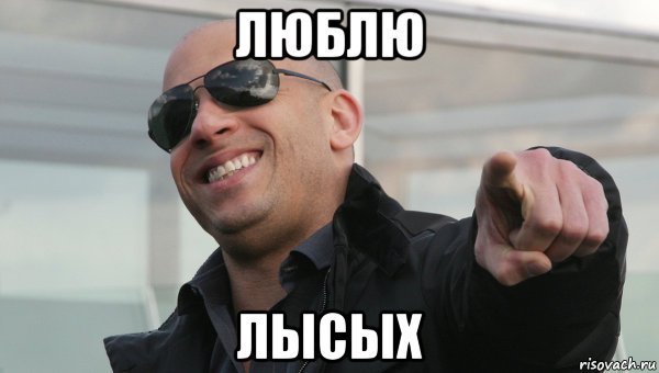 Лысый качок с ноутом