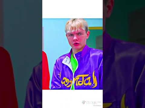 Кнопа из леди Диана улыбается с зубами