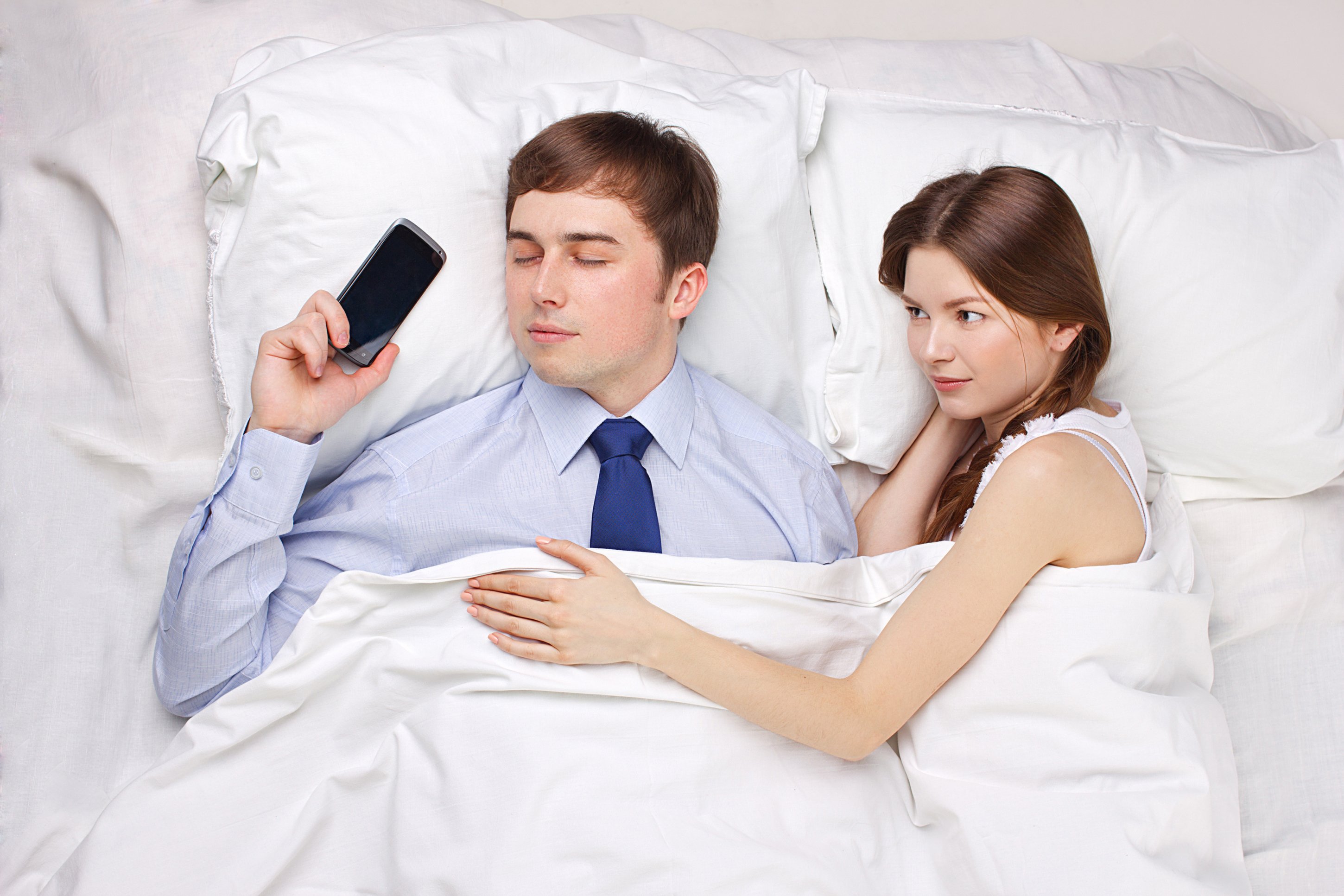 Измена мужу разговаривая по телефону. Муж и жена бизнесмены. Женщина и мужчина в кровати с телефоном. Муж в постели с телефоном. Разговор в постели.