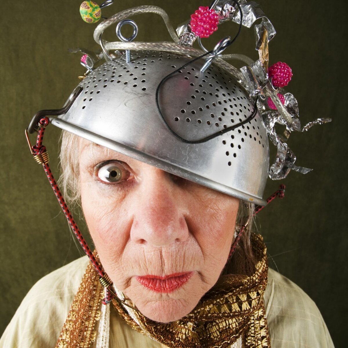 Немецкая тетушка. Дуршлаг на голове. Бабушка с кастрюлей на голове. Женщина с кастрюлей на голове.