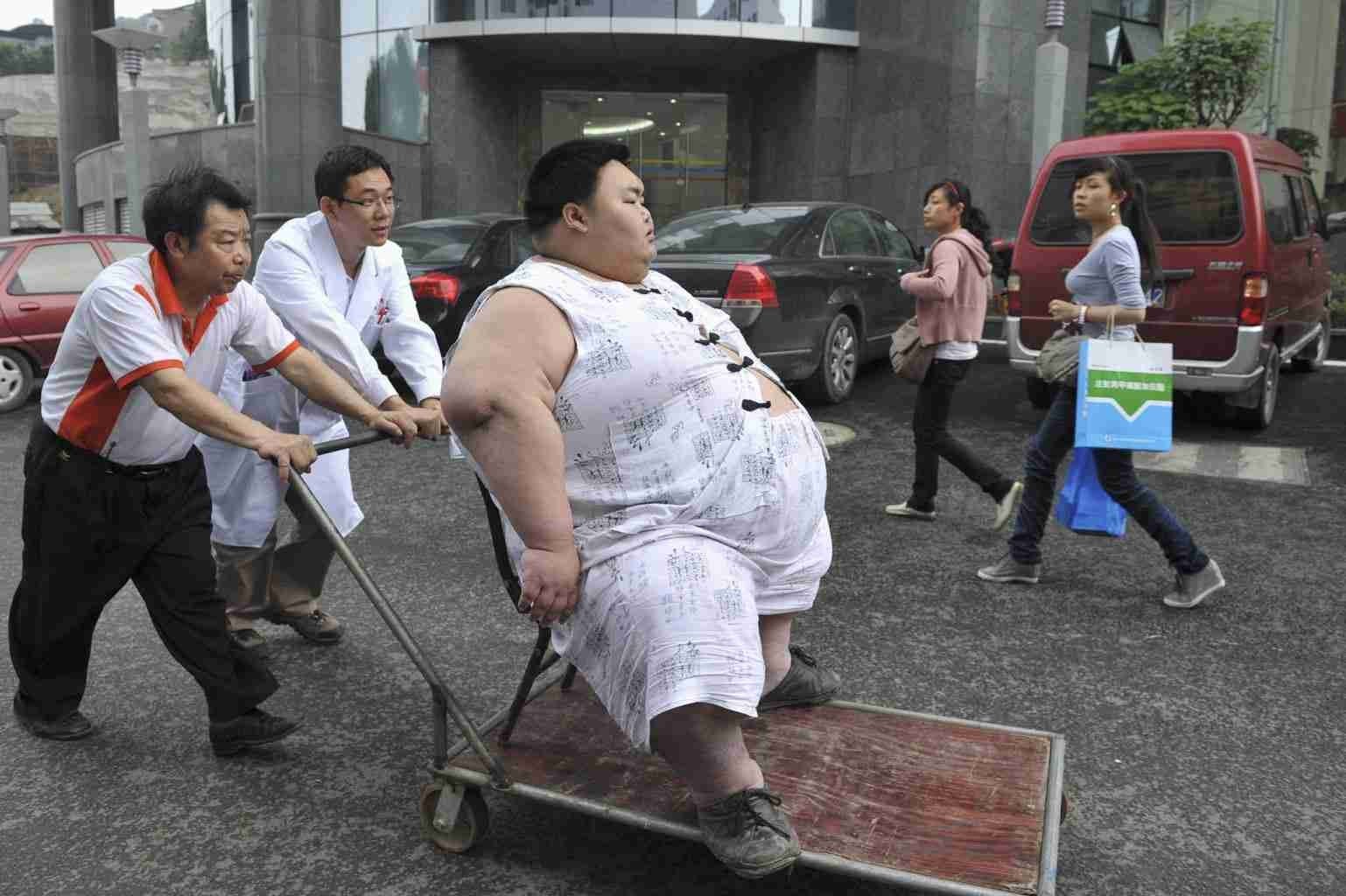 Старые видео китайские. Лу Хао – самый толстый ребенок. Толстый человек на тележке. Самый толстый человек вькитае. Смешной толстый китаец.