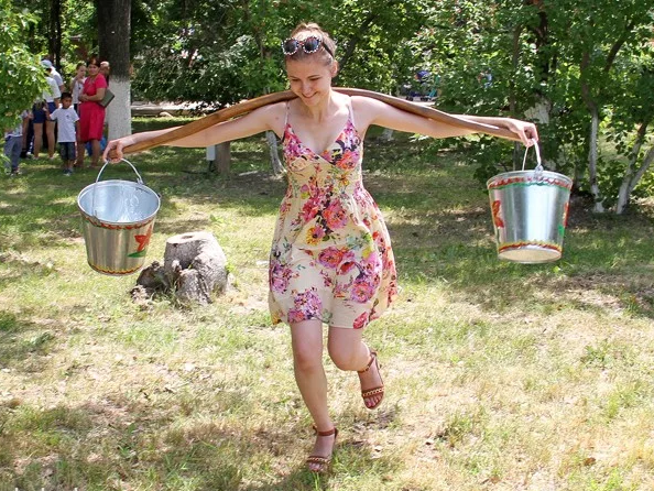 Женщина с ведром