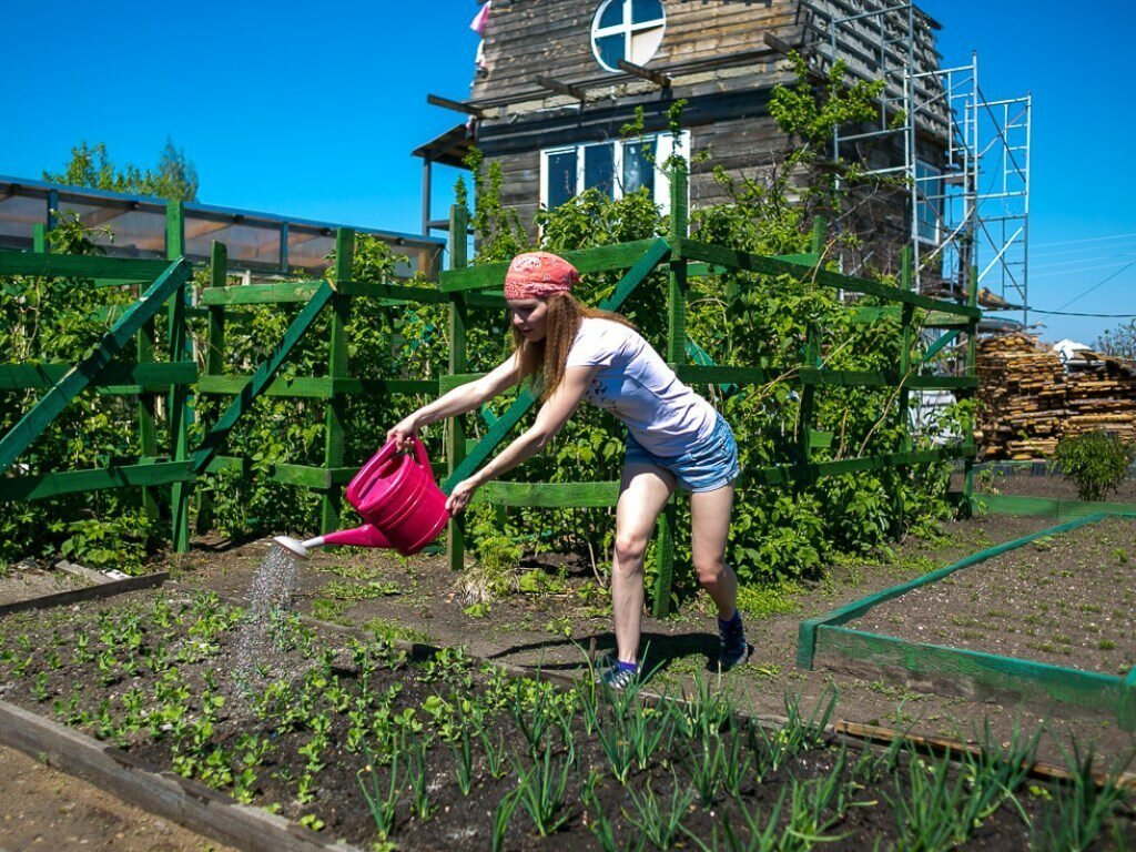 Фото женщина на огороде