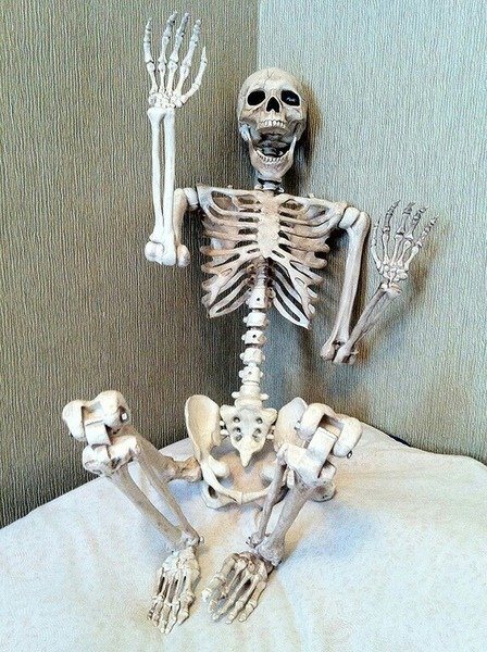 Скелет молится