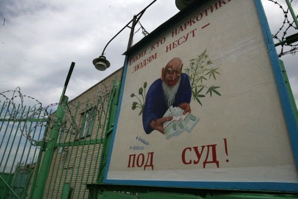 Заключенные в тюрьме за решеткой